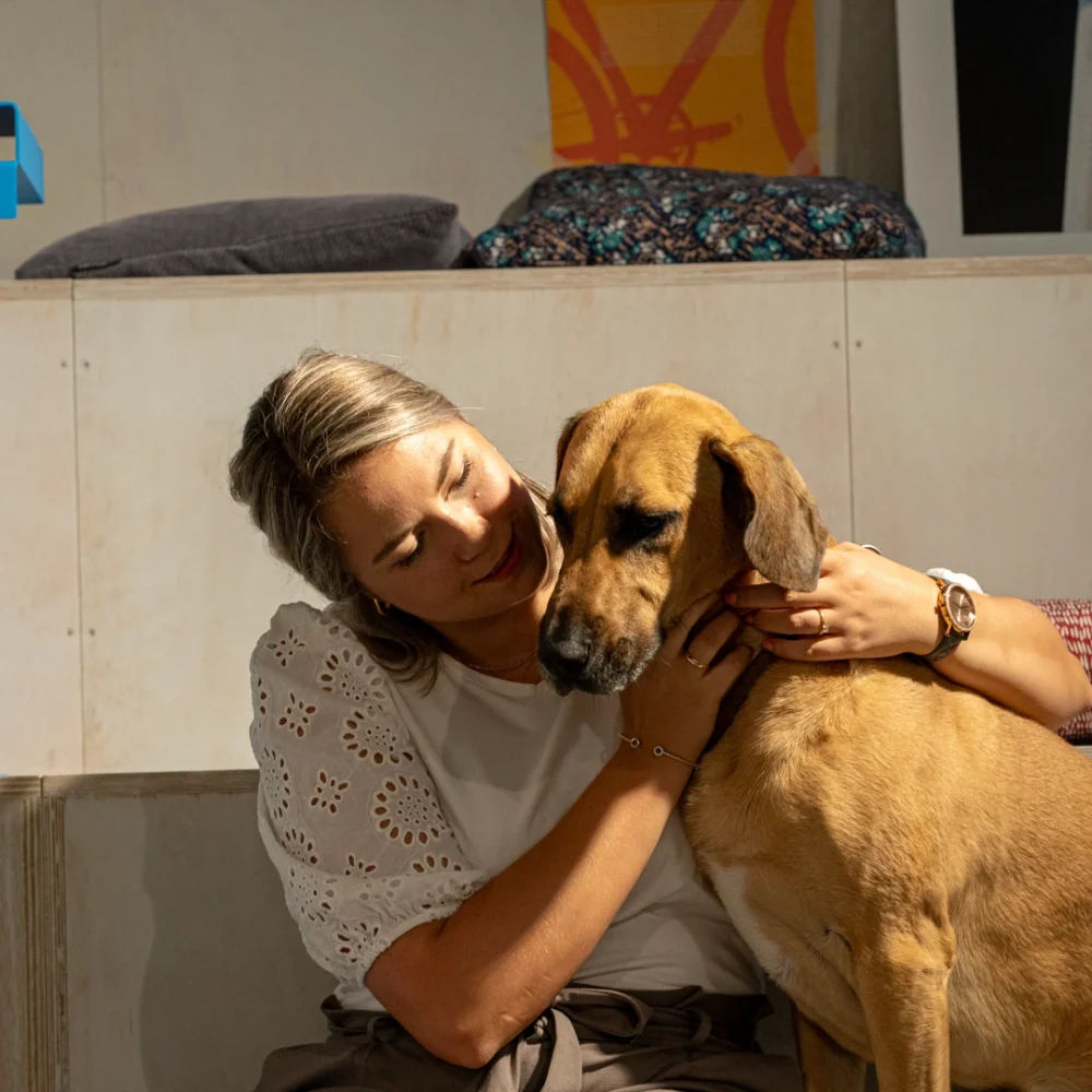 Jessica Adelmann mit Bürohund im Beratungsbüro von Adelmann Finanzen