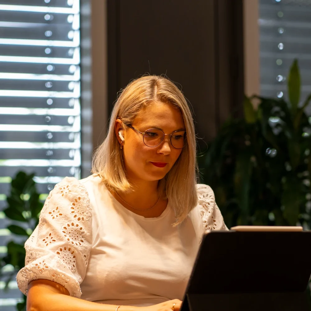 digitale-finanzberatung-jessica-adelmann-tablet.webp